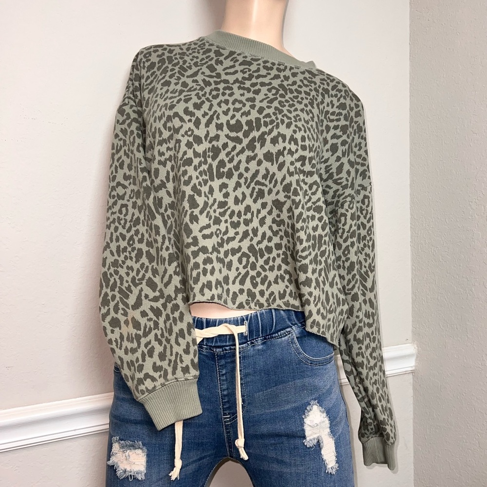 American Eagle cheetah cropped sweatshirt